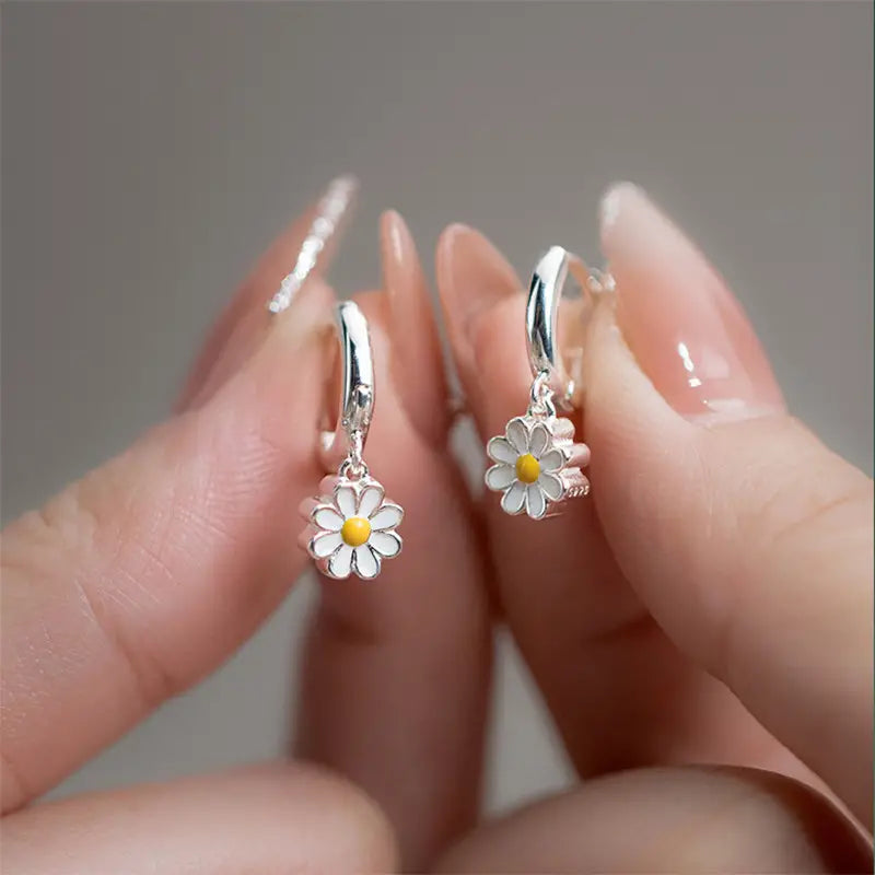 Aerba Elegant Simple And Cute Mini Daisy Flower Pendant Hoop Earrings Niche Design Copper Ear Piercing Jewelry