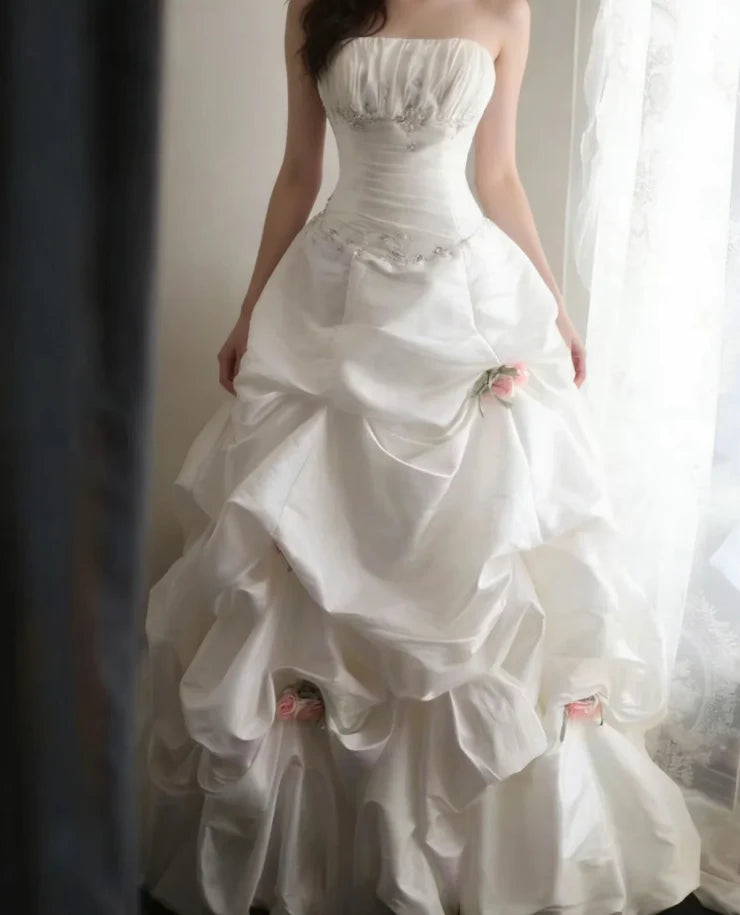 Romantic Strapless Sleeveless Floral-Appliqué White Satin Wedding Dresses
