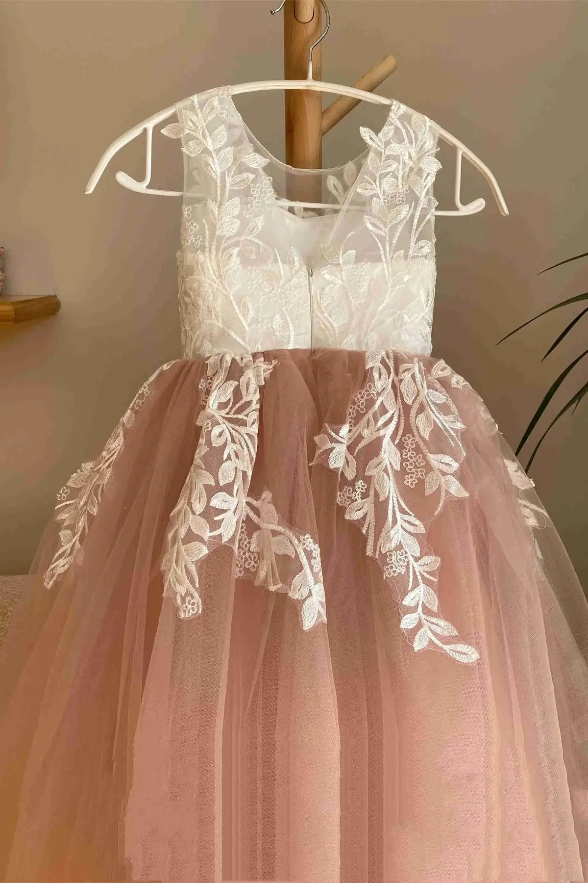 Wedding Flower Girl Dress A Line Crew Neck Sleeveless V-Back Floor Length with Lace Appliques Exquisite Elegant Girl Communion Formal Dress Princess Dress