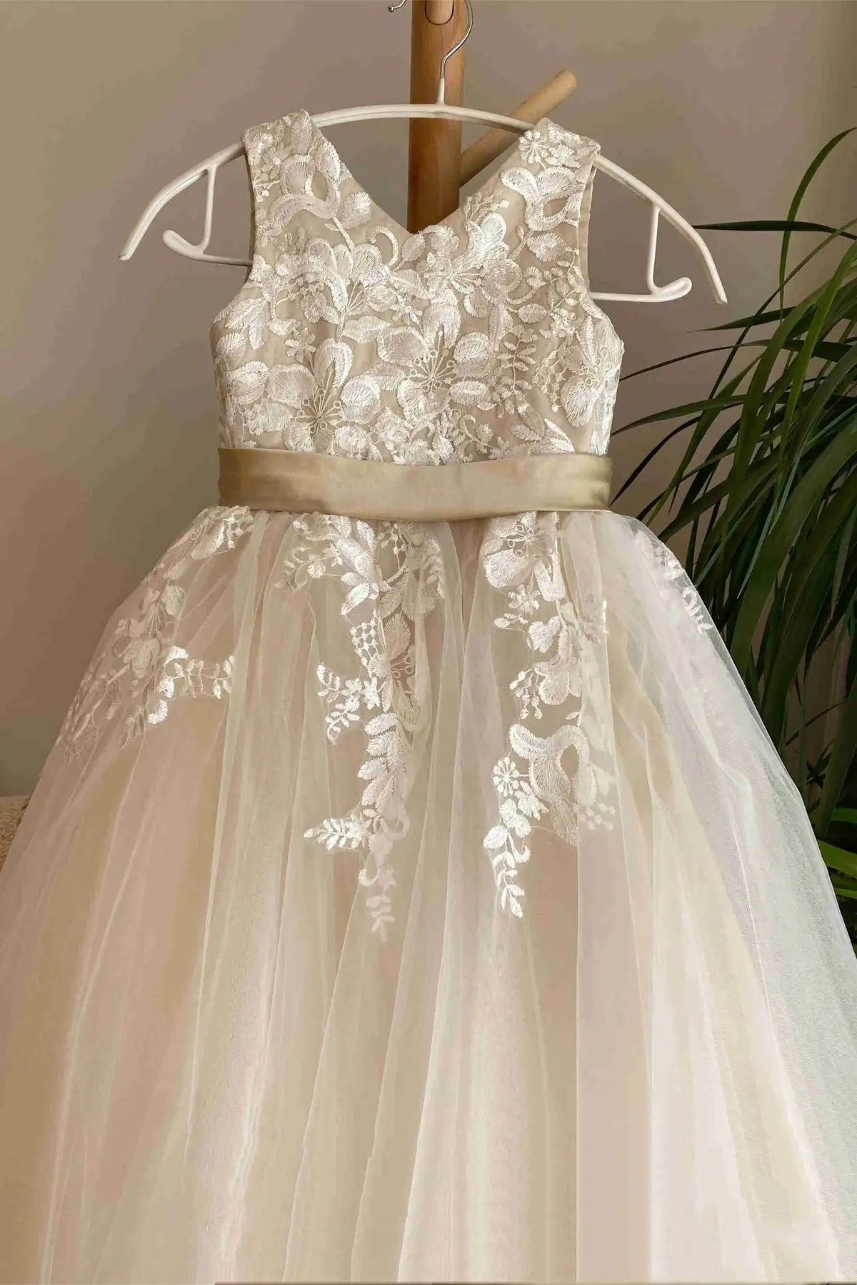 Wedding Flower Girl Dress A Line Sleeveless V-Neck Lace Appliques Tulle With Sash V-Back With Bow Exquisite Girl Communion Formal Dress Princess Dress