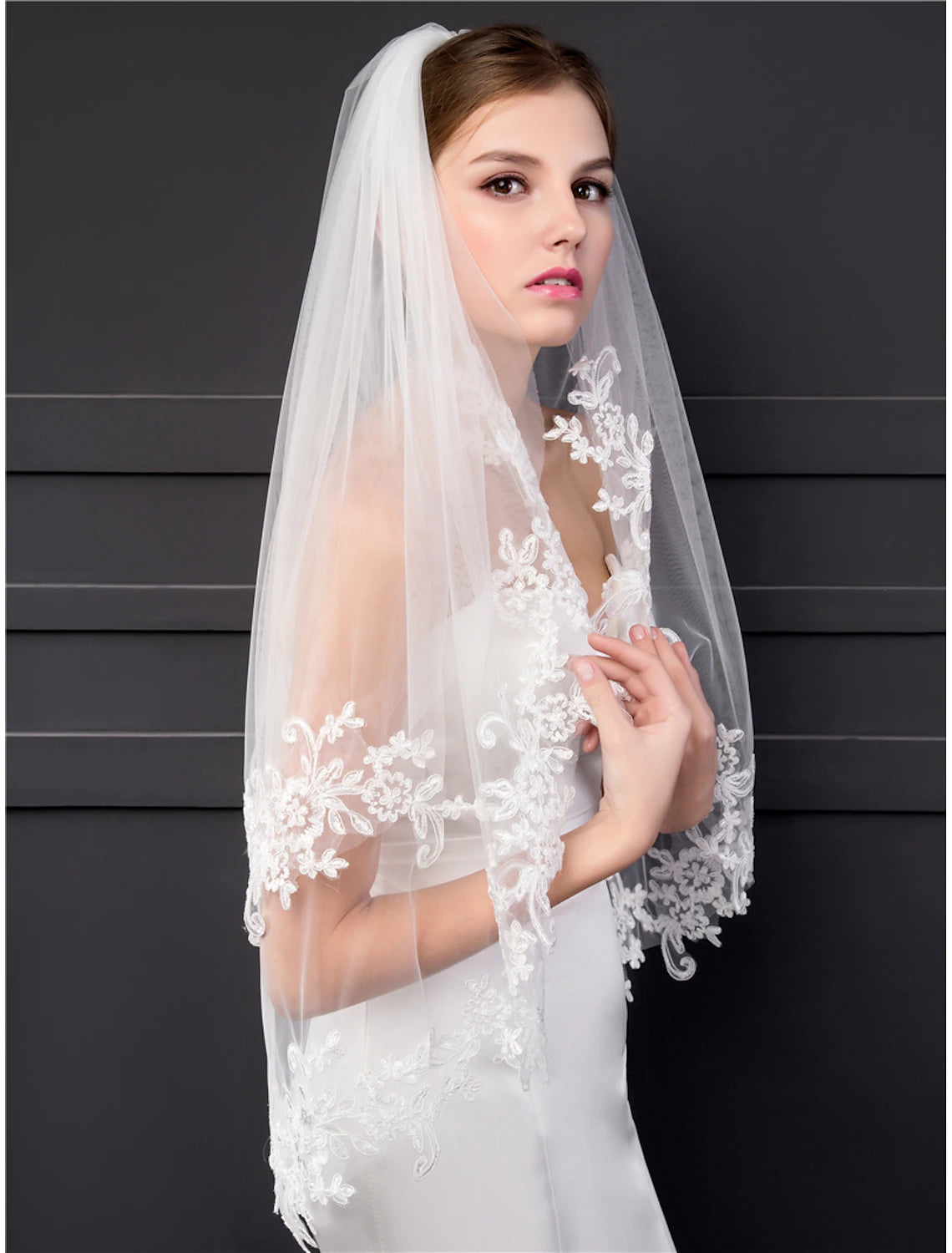 AerbaDress Two-tier Lace Applique Wedding Veil Fingertip Veils with Appliques 37.4in (95cm) Lace