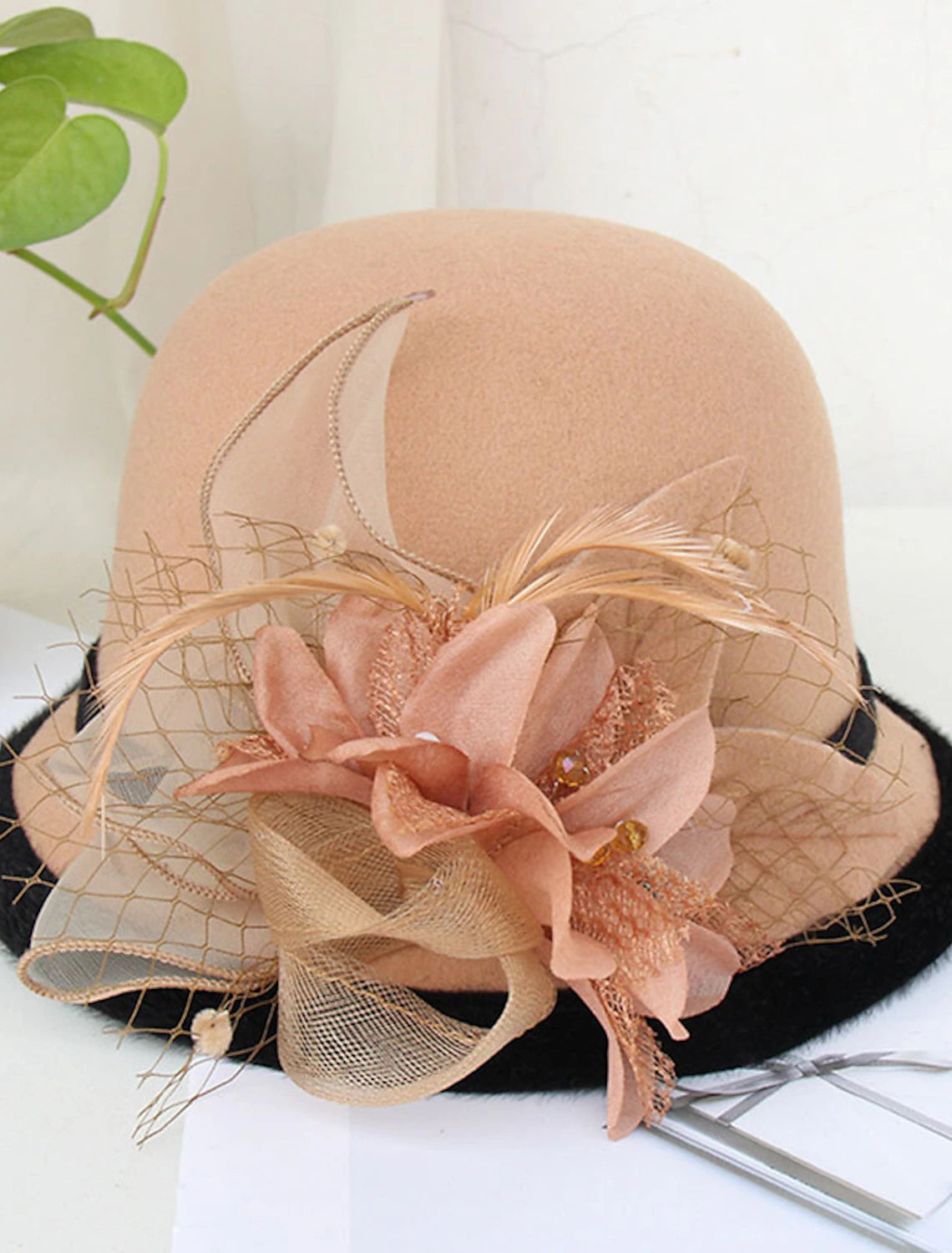 AerbaDress Kentucky Derby Hat Fall Wedding Hats Artificial feather Poly / Cotton Blend Bowler / Cloche Hat Bucket Hat Fedora Hat Casual Holiday Vintage Style Elegant With Feather Appliques Headpiece Headwear