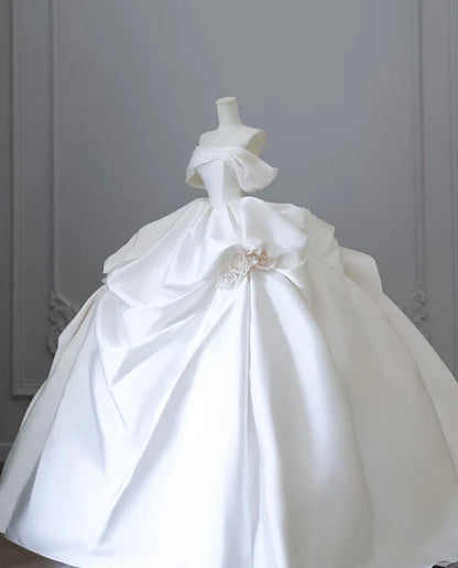 Luxurious Ball Gown Sleeveless Floral-Appliqué Ivory Satin Wedding Dresses