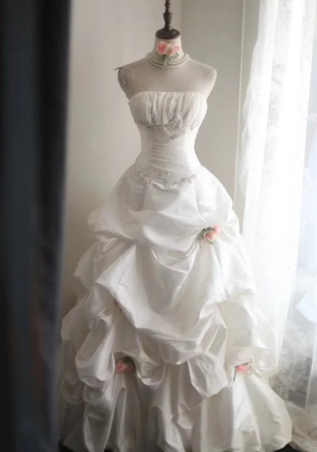 Romantic Strapless Sleeveless Floral-Appliqué White Satin Wedding Dresses