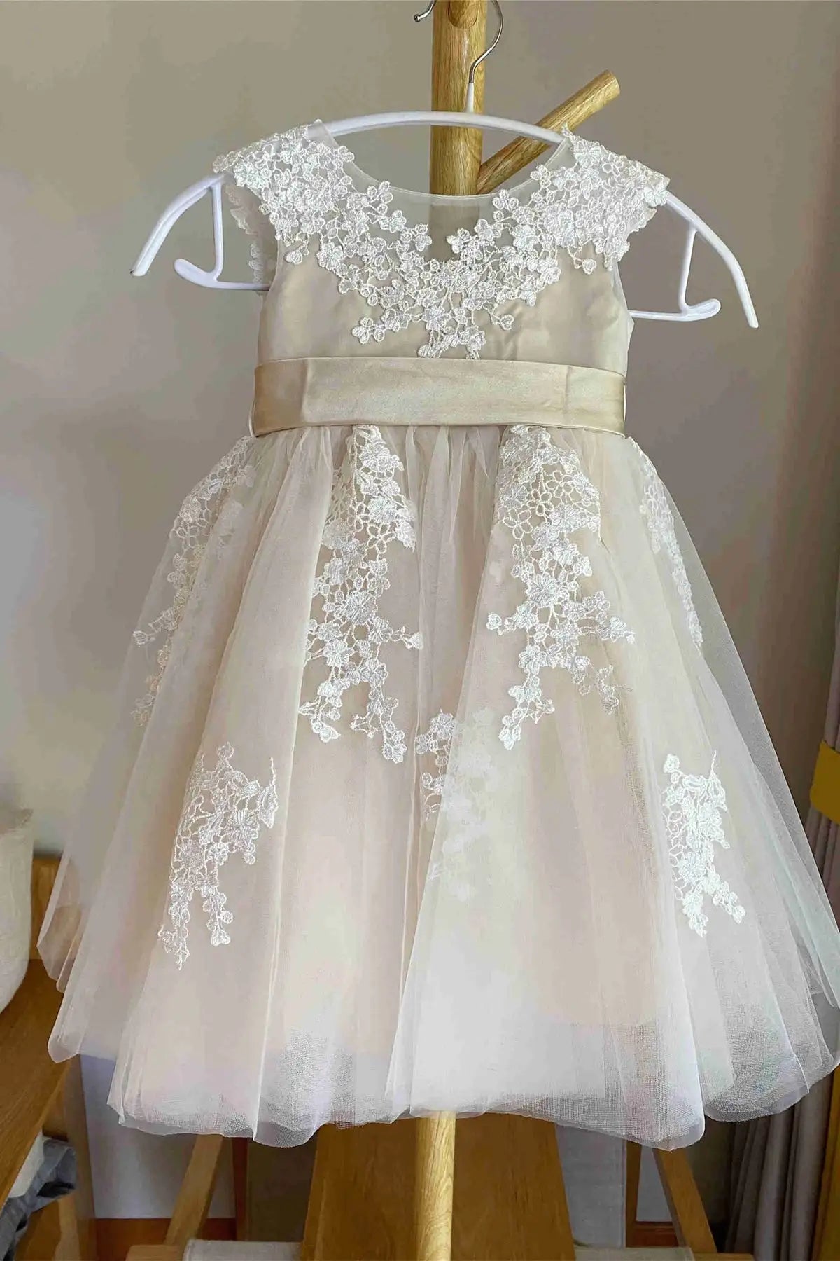 Wedding Flower Girl Dress A Line Crew Neck Sleeveless V-Back Lace Applique Tulle with Sash Elegant Girl Communion Formal Dress Princess Dress
