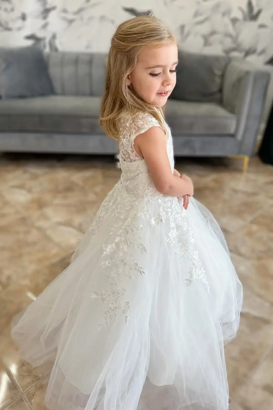 Wedding Flower Girl Dress A Line Round Neck Cap Sleeves Lace Applique Exquisite Long Girl Communion Formal Dress Princess Dress