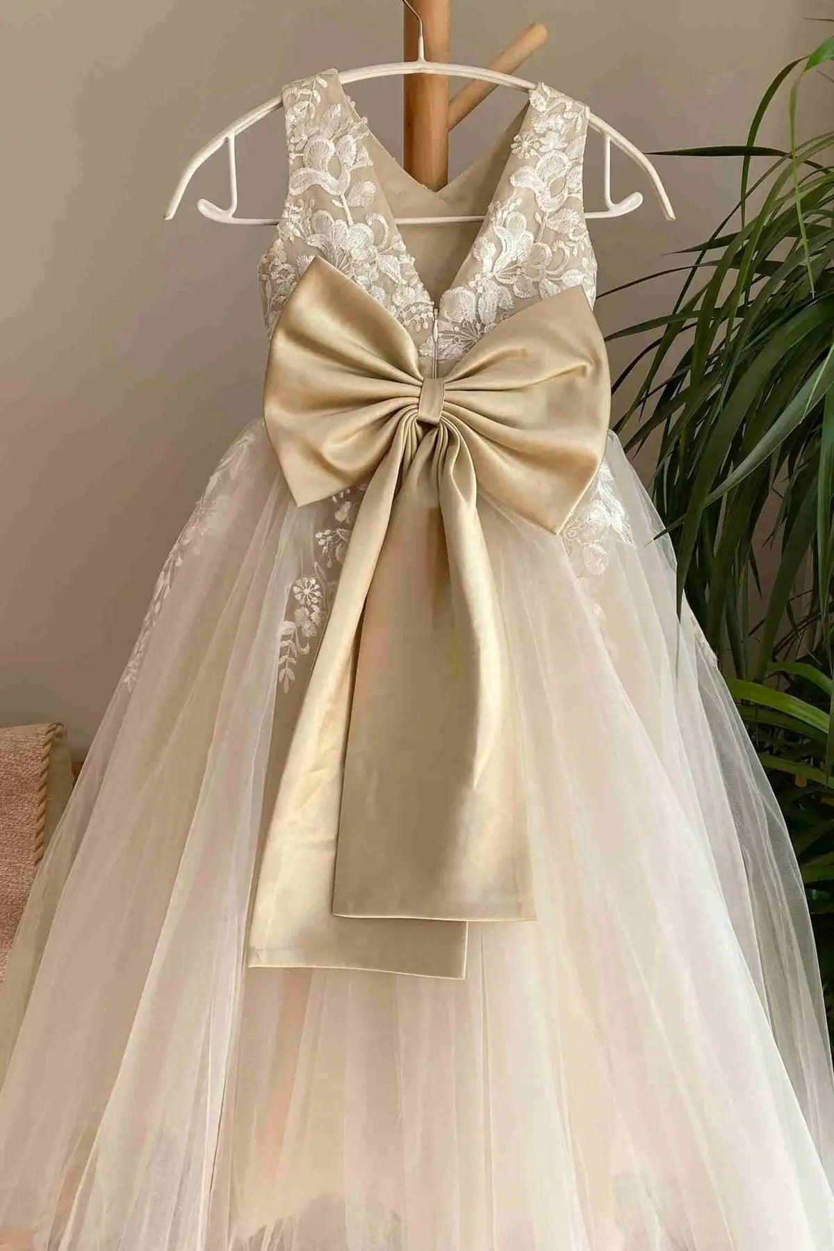 Wedding Flower Girl Dress A Line Sleeveless V-Neck Lace Appliques Tulle With Sash V-Back With Bow Exquisite Girl Communion Formal Dress Princess Dress