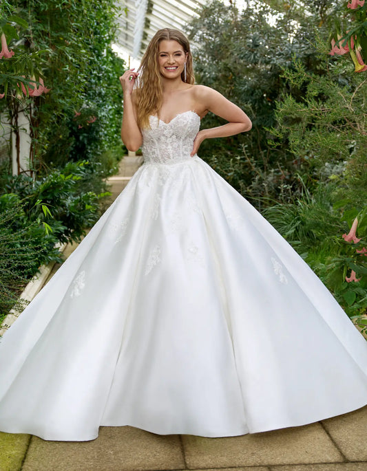 AerbaDress a voluminous mikado ballgown with beaded lace
