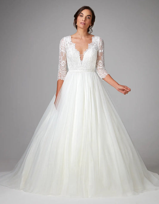 AerbaDress an eye-catching ball gown with romantic lace sleeves